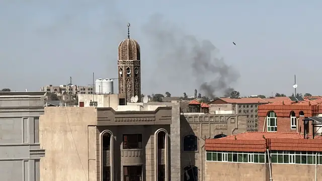 Video thumbnail for Yemen conflict escalates: Air attacks pound Sanaa as Houthis seize Red Sea coast