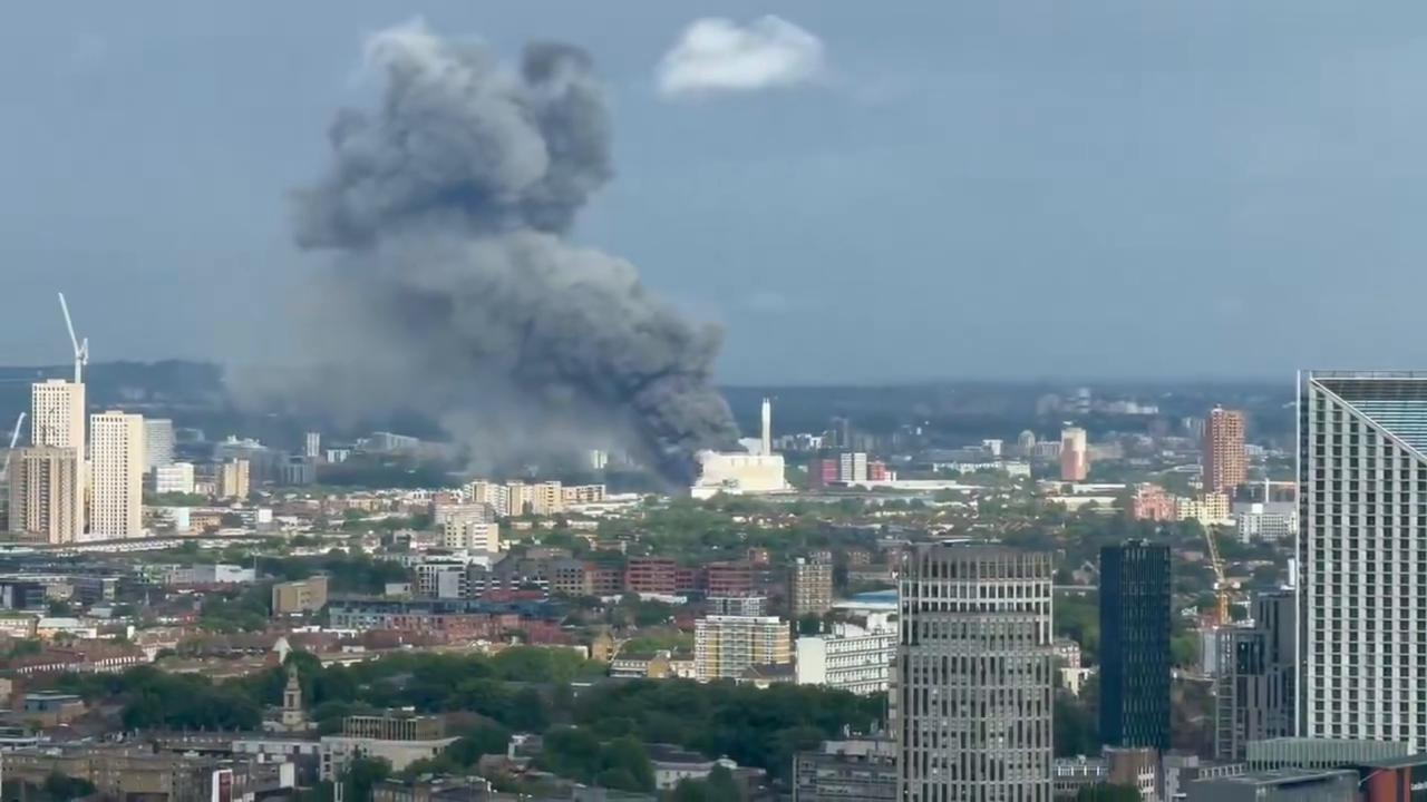 Video thumbnail for UK: Massive Black Smoke Plume Rises Over London After Fierce Fire at Bermondsey Recycling Site.