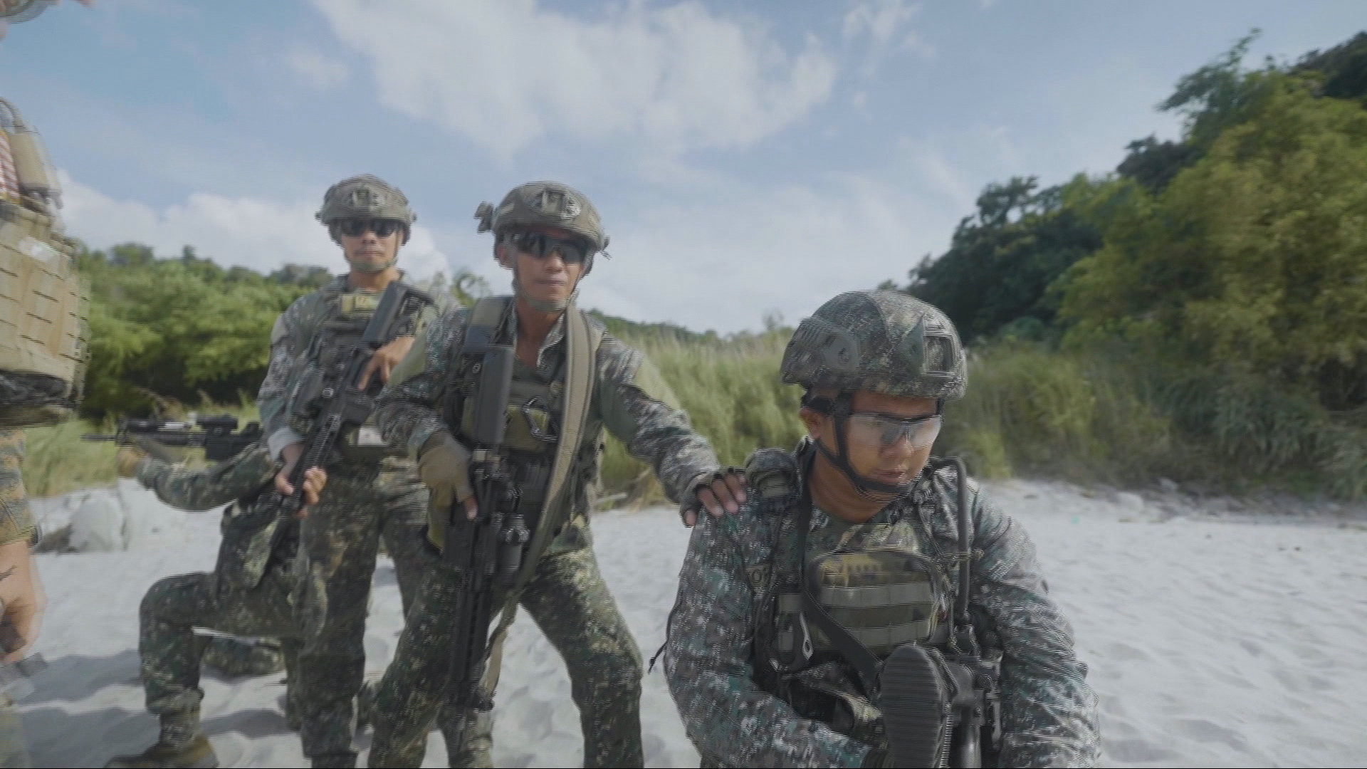 Video thumbnail for Philippines boosts defence with US: New military base planned near South China Sea