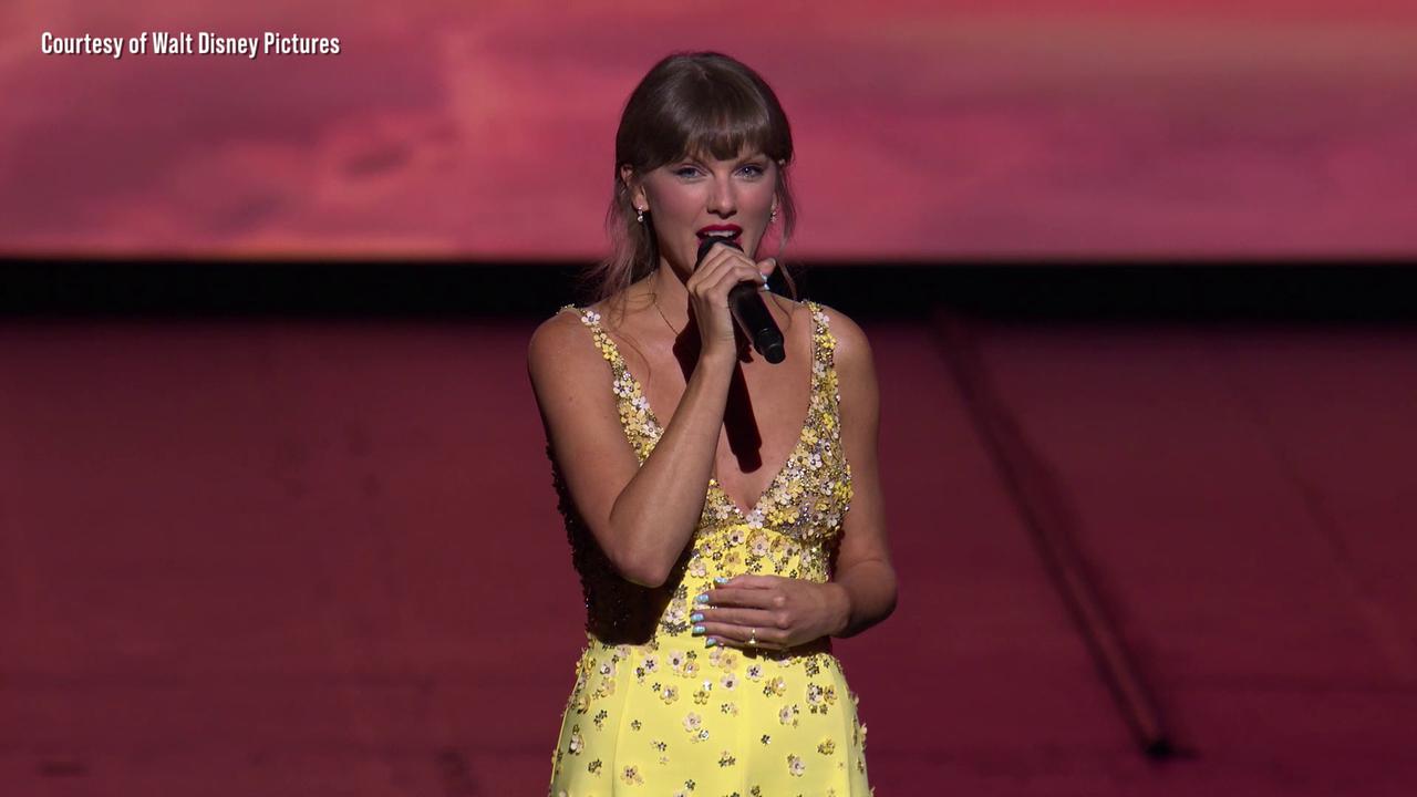 Video thumbnail for UNCAPTIONED: Taylor Swift and Randy Newman perform special duet at Toy Story 5 premiere.