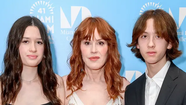 Video thumbnail for Molly Ringwald's Three Kids Are Growing Up Fast