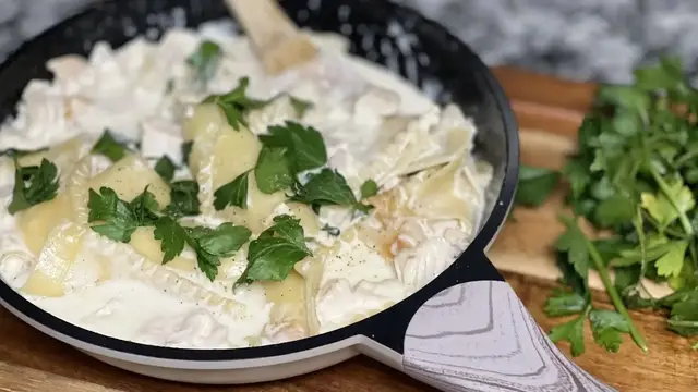 'Video thumbnail for Easy And Cheesy Chicken Alfredo Skillet Lasagna Recipe'