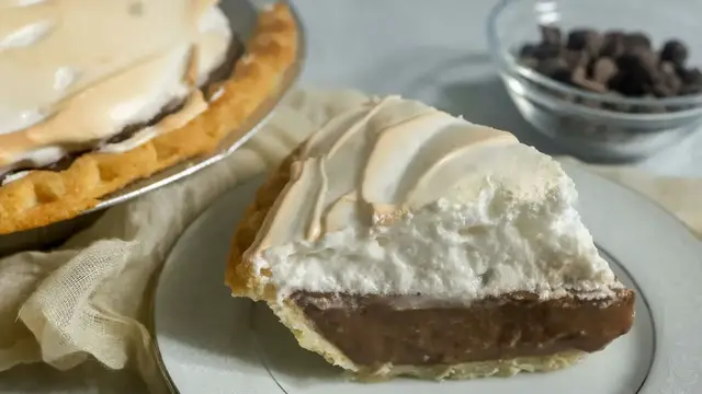 Video thumbnail for This Classic Chocolate Meringue Pie Is Perfectly Creamy And Completely Torch-Free