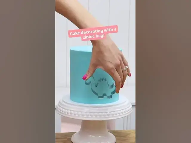 Video thumbnail for Cake decorating with a ziploc bag… do you love it or hate it? #cakedecorating