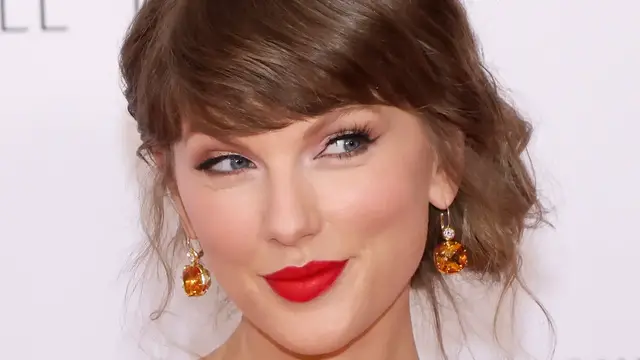 Video thumbnail for Taylor Swift's Transformation Has Us Doing A Double Take