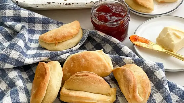Video thumbnail for Parker House Rolls Recipe