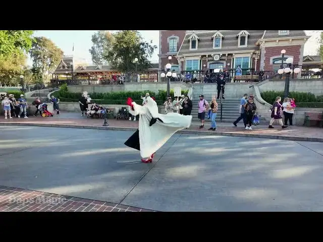 Video thumbnail for Cruella De Vil | Disneyland Band & Cruella | Disneyland Resort 2025 4K