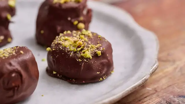 'Video thumbnail for Frozen Yogurt Dipped Bananas Are The Sweet, Tangy, And Snack-Worthy'