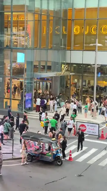 Video thumbnail for Siam Paragon Mall in downtown Bangkok closed after reports of shooting