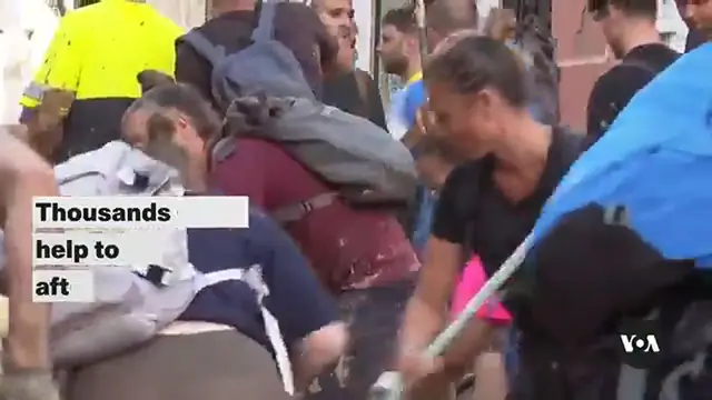 Video thumbnail for Thousands of volunteers help to clean what is left after floods in Valencia