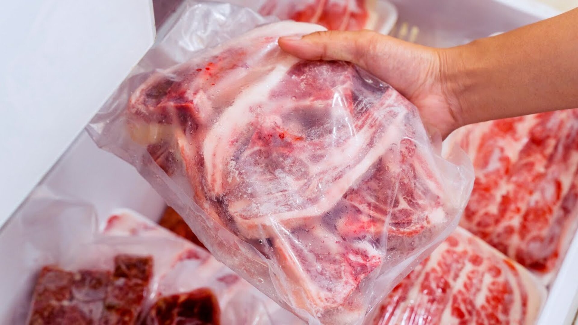 Video thumbnail for Apparently, You Can Quickly Defrost Steak With Two Pans