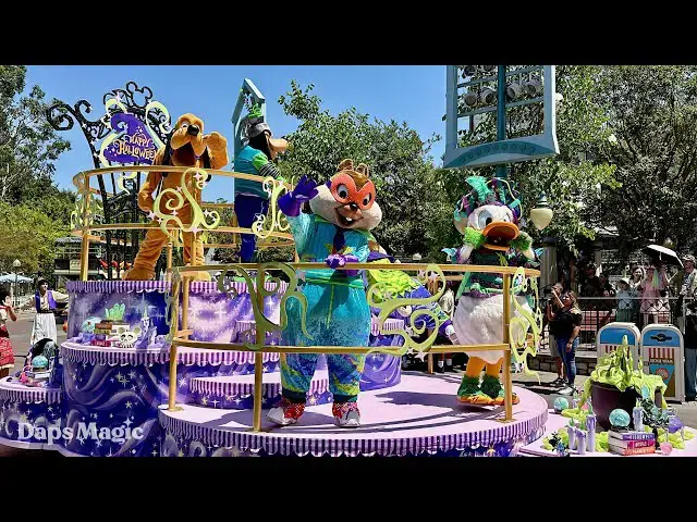 'Video thumbnail for Mickey & Friends Halloween Cavalcade | Halloween Time at the Disneyland Resort 2025'