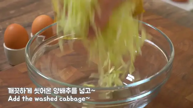 'Video thumbnail for 식빵속에 양배추가 한가득___👍 한손으로 들고 먹기 딱 좋은 양배추 토스트 레시피_(720P_HD)'