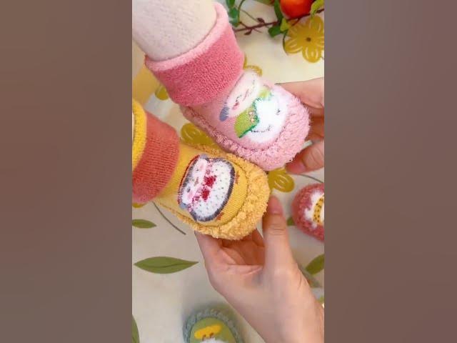 Video thumbnail for Dad’s Thoughtful Choice — Soft & Non-Slip Floor Socks for Baby