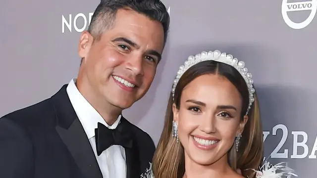 Video thumbnail for Celebs Who Had Secret Courthouse Weddings