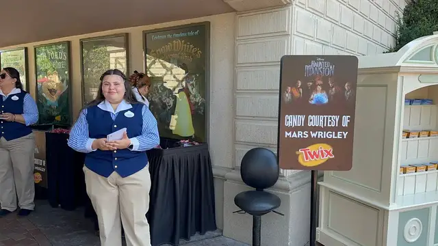 Video thumbnail for Haunted Mansion Premiere Handouts at Disneyland 4K