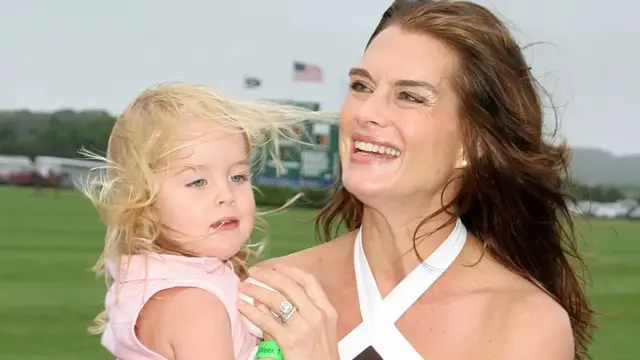 Video thumbnail for Brooke Shields' Daughter Is All Grown Up And Stunning