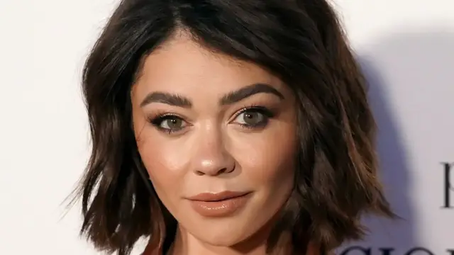 'Video thumbnail for The Stunning Transformation Of Sarah Hyland Is Turning Heads'