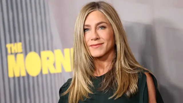Video thumbnail for Jennifer Aniston's Natural Hair Color And Texture Are So Different Than Her Signature Style