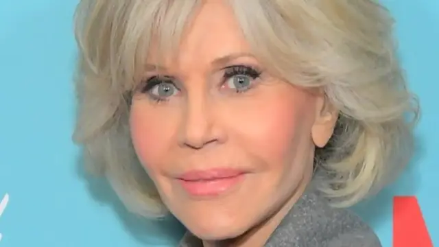 Video thumbnail for Jane Fonda's Granddaughter Looks Exactly Like The Legend