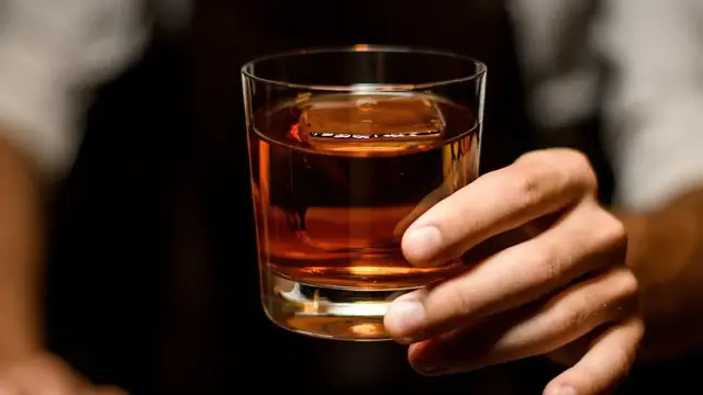 Video thumbnail for Bartenders Say This Will Get You Ignored At The Bar Every Time