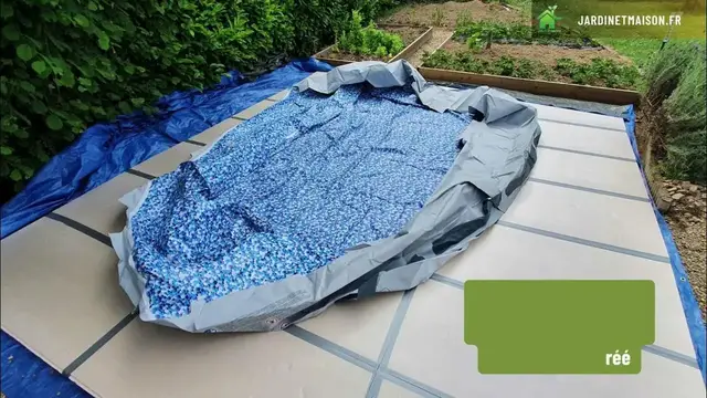 'Video thumbnail for Montage et installation d'une piscine Bestway tubulaire ronde de 3,66m'