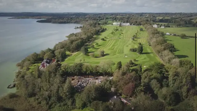 Video thumbnail for Wie chippt man bergauf auf das Grün?