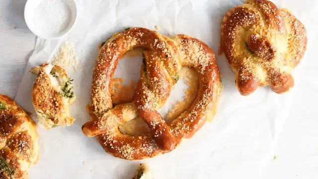 'Video thumbnail for Cheesy Spinach And Artichoke Stuffed Pretzels Recipe'