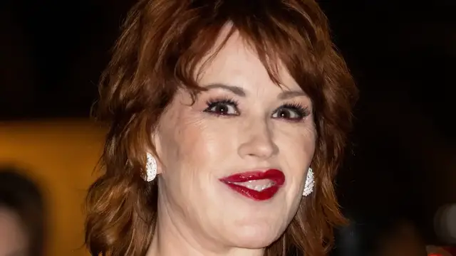 'Video thumbnail for Molly Ringwald's Daughter Is All Grown Up & Seriously Stunning'