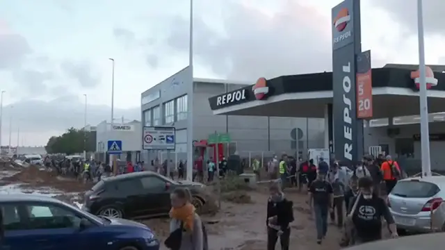 Video thumbnail for Volunteers arrive to help flood relief efforts in Paiporta, Spain