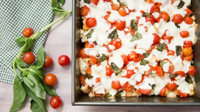 Video thumbnail for Cheesy Baked Caprese Casserole Recipe
