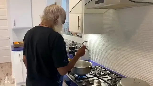 Video thumbnail for Watch Sadhguru cooking as the Master turns Master-Chef
