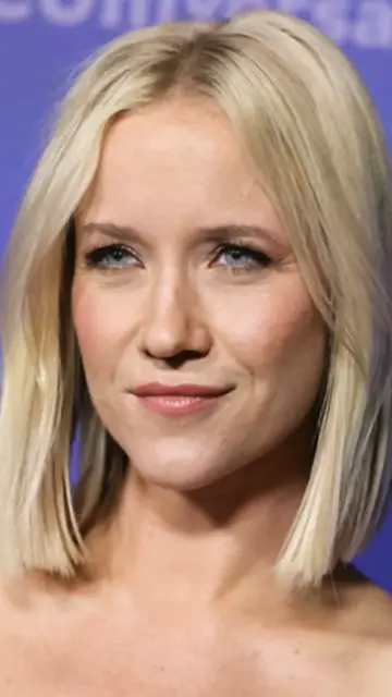 Video thumbnail for Jessy Schram's Whole Vibe Changes With Brunette Hair