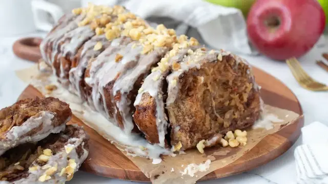 Video thumbnail for Apple Pie Pull-Apart Bread Recipe