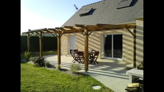 'Video thumbnail for Construire soi même sa pergola en bois adossée'