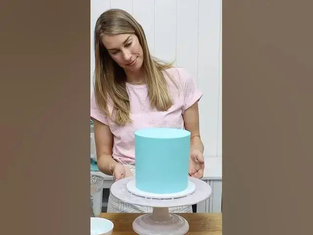 Video thumbnail for My favourite trick for sharp top edges that look professional! #cakes #cakedecorating #cake