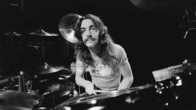 Video thumbnail for The 5 Best Songs With Epic Drum Solos At The Beginning