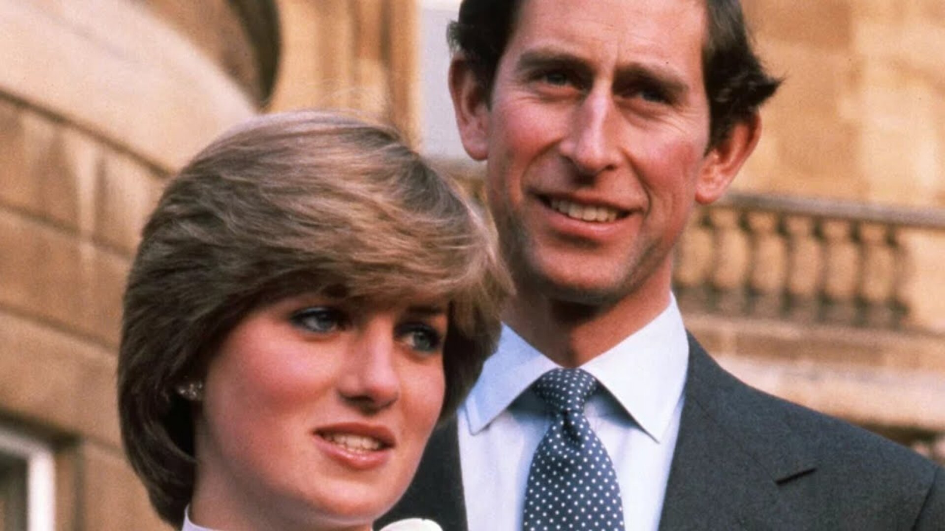 Video thumbnail for Body Language Expert Weighs In On Diana And Charles' Engagement Photos