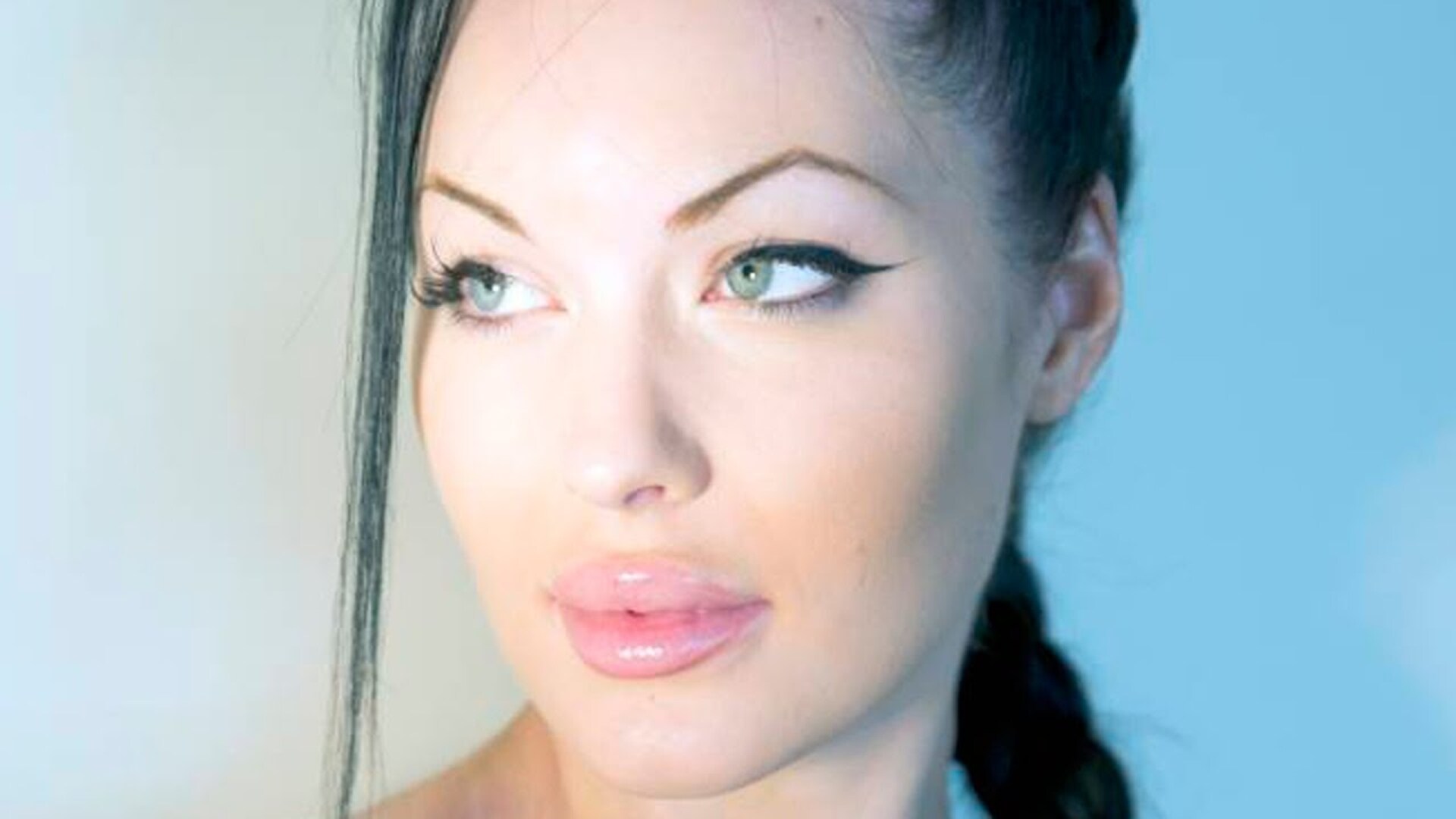 Video thumbnail for Celebrities With The Most Uncanny Doppelgangers