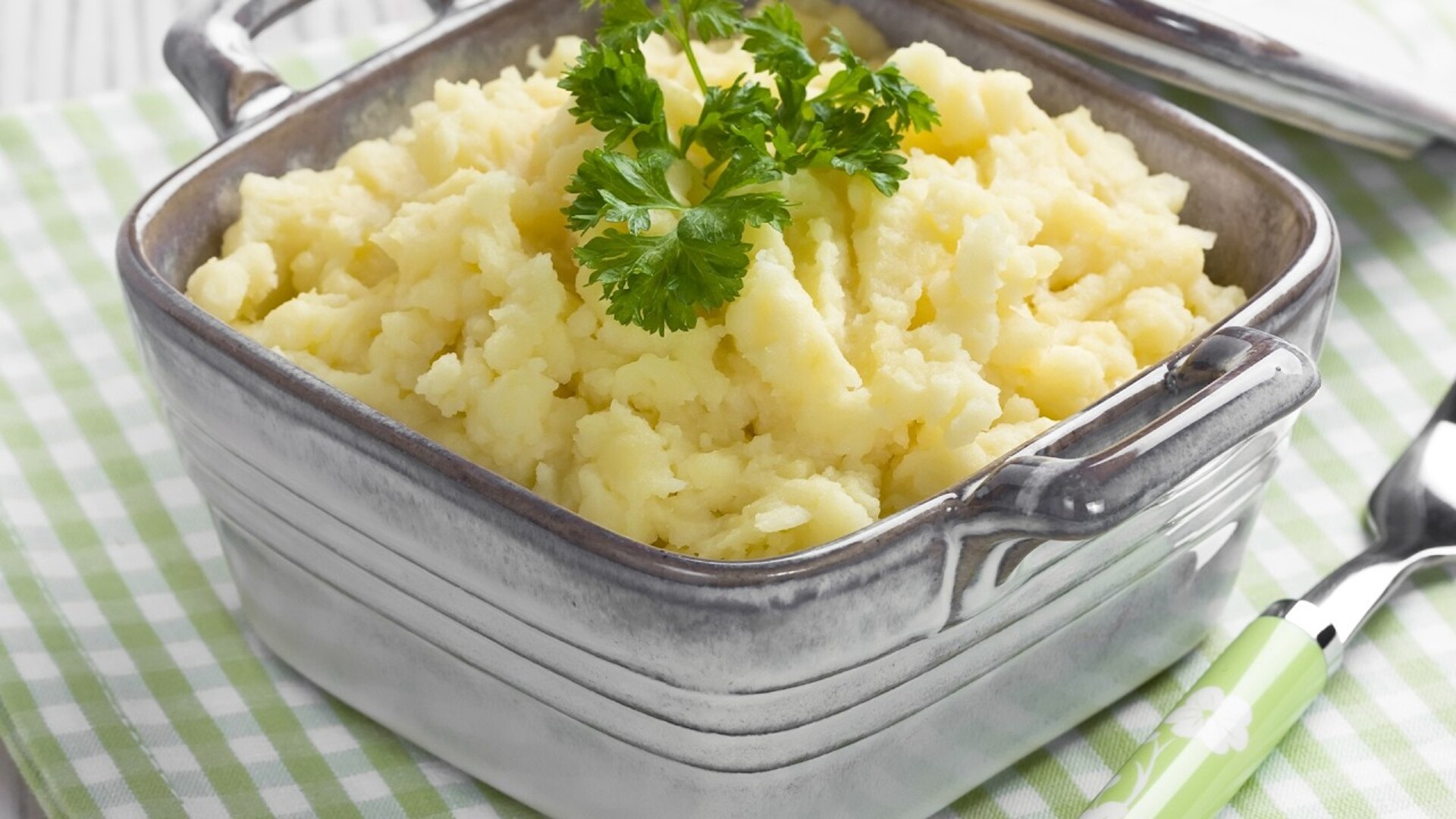 Video thumbnail for Try This When You Make Instant Mashed Potatoes & Thank Us Later