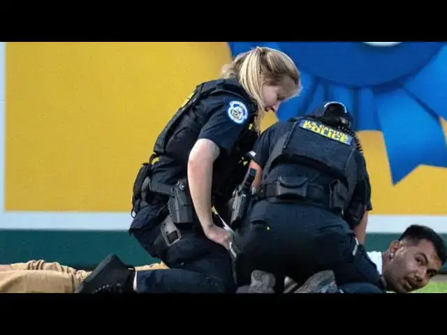 Video thumbnail for Chaos After Republicans Defeat Dems 31 - 11 - Police Rush In