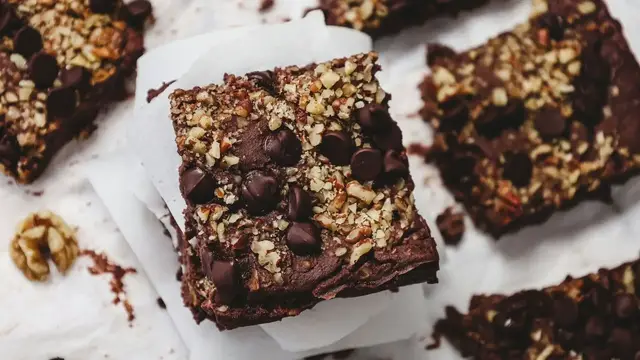Video thumbnail for These High-Protein Chocolate Brownies Are Vegan And Gluten-Free