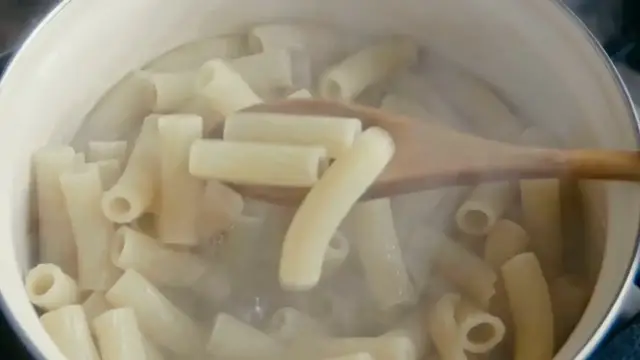 Video thumbnail for Classic Cacio e Pepe Recipe