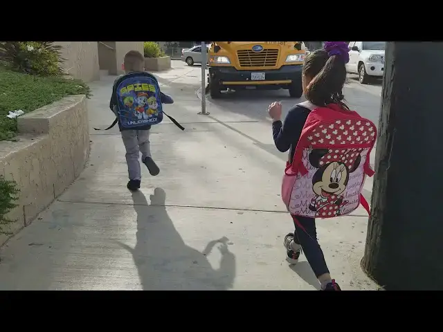 'Video thumbnail for Los twins subiendose Al bus school'