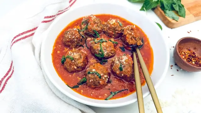 'Video thumbnail for Classic Italian Meatballs Recipe'
