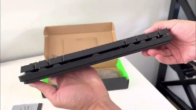 Video thumbnail for Razer Huntsman Mini Analog Quick Unboxing