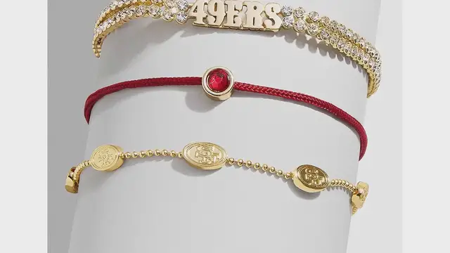 Video thumbnail for Taylor Swift's Sporty Jewelry Styles