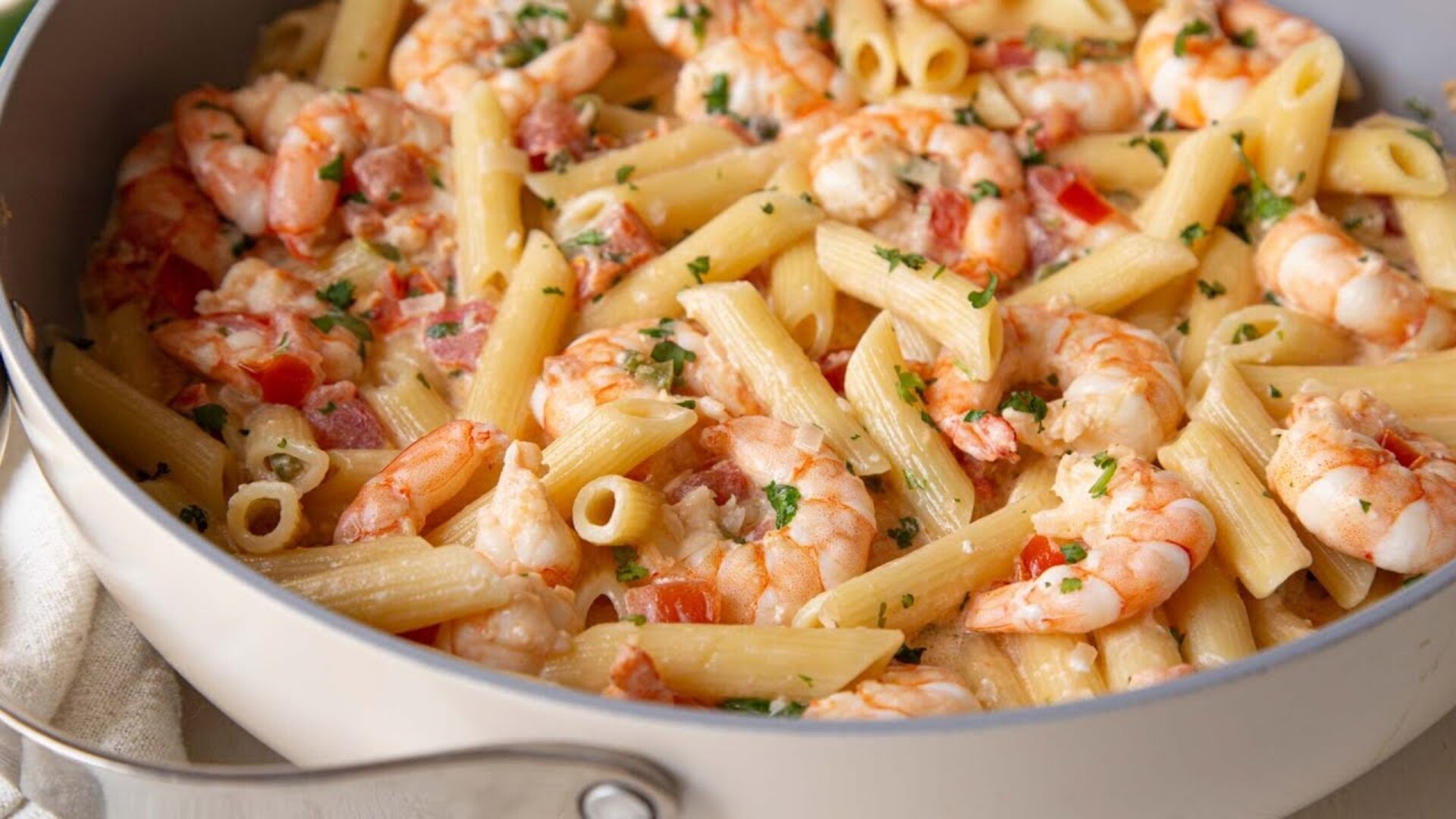Video thumbnail for This Creamy Shrimp Pasta Recipe Only Takes 30 Minutes To Make