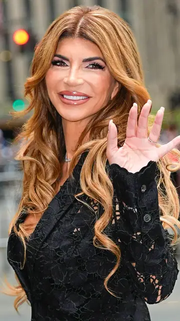 Video thumbnail for What Teresa Giudice Looks Like Without Makeup