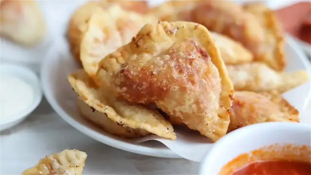 Video thumbnail for Cheesy Pepperoni Pizza Empanadas Recipe
